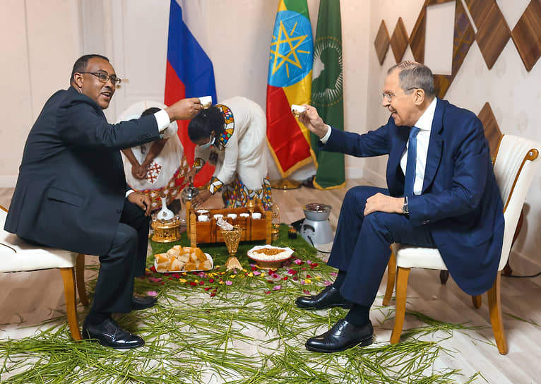 Министр иностранных дел России Сергей Лавров (справа) и министр иностранных дел Эфиопии Демеке Меконнен