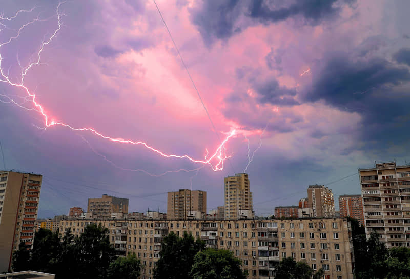 Москва. Молния над жилыми домами