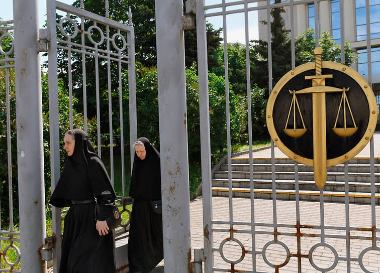 Москва. Монахини выходят из ворот Московского городского суда