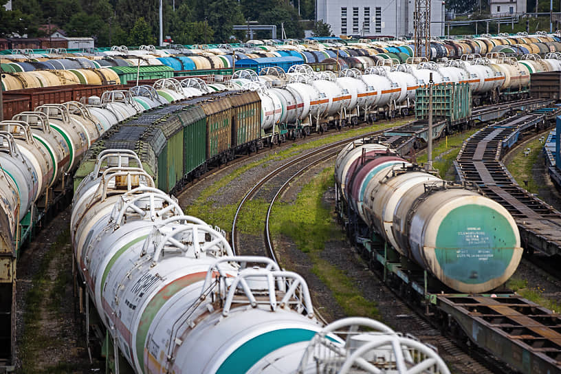Калининград. Товарные поезда встали на железнодорожных путях