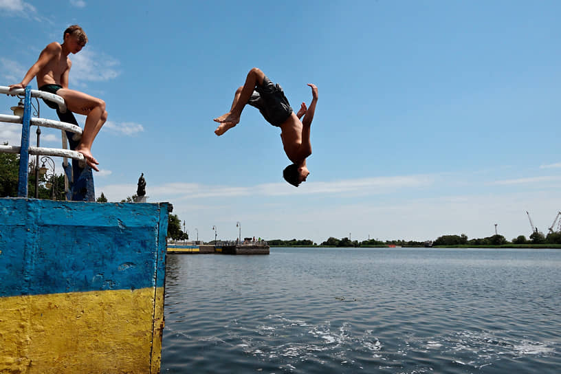 Херсон. Подростки прыгают с набережной в Днепр