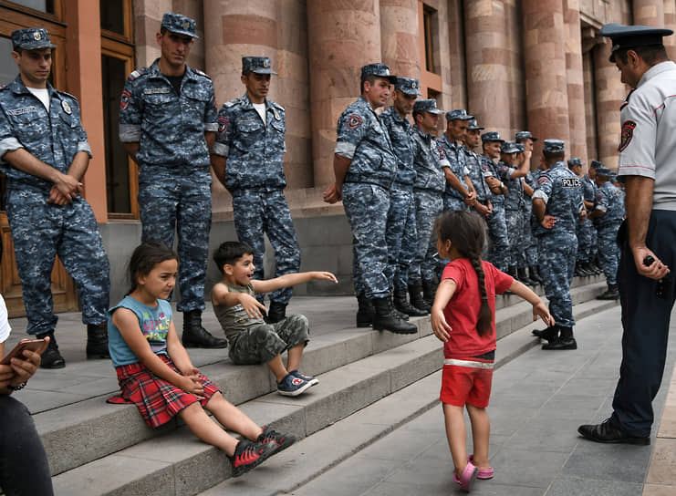 Ереван, Армения. Сотрудники полиции во время акции оппозиционного движения «Сопротивление» в защиту политзаключенных перед представительством ООН