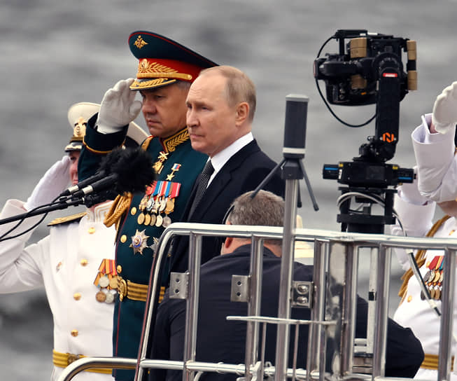 Президент России Владимир Путин (в центре) и министр обороны России Сергей Шойгу  во время военно-морского парада в Санкт-Петербурге