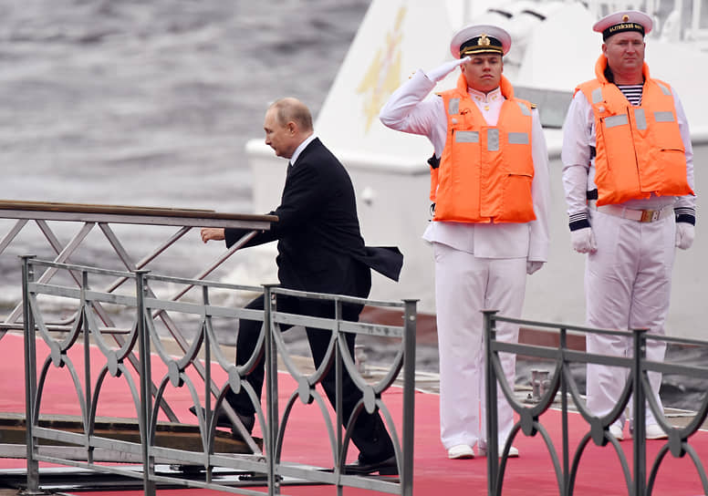 Президент России Владимир Путин перед началом главного военно-морского парада в Санкт-Петербурге 