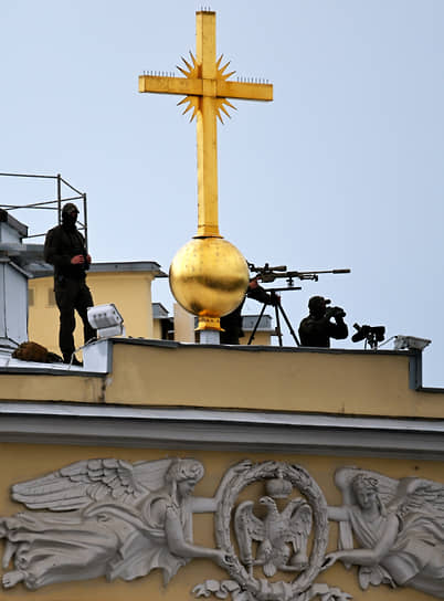 Санкт-Петербург. Снайперы Федеральной службы охраны России на крыше здания во время Главного военно-морского парада