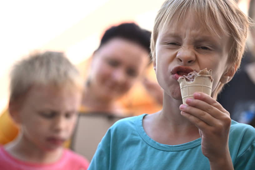 Москва. Мальчик ест мороженное на фестивале «Лето. Мороженое. ВДНХ»