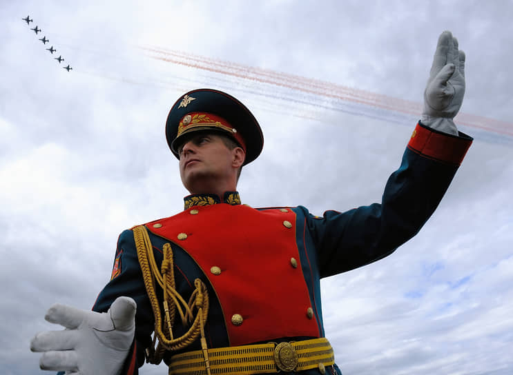 Санкт-Петербург. Дирижер военного оркестра во время пролета штурмовиков Су-25 на Главном военно-морском параде 