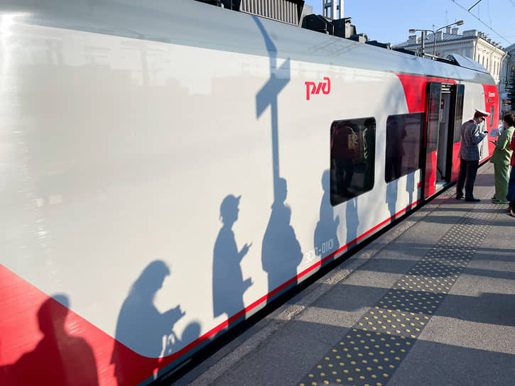 Санкт-Петербург. Пассажиры в очереди на поезд «Ласточка» на перроне Балтийского вокзала