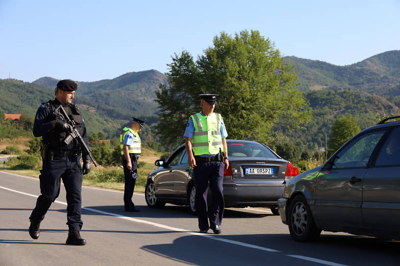 Полиция Косово патрулирует дорогу возле деревни Зупче