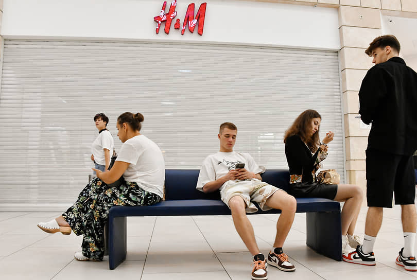 Покупатели ожидают открытия магазина H&amp;M в торговом центре «Метрополис»