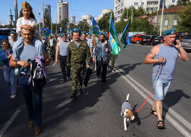 Бывшие военнослужащие ВДВ на улице Екатеринбурга