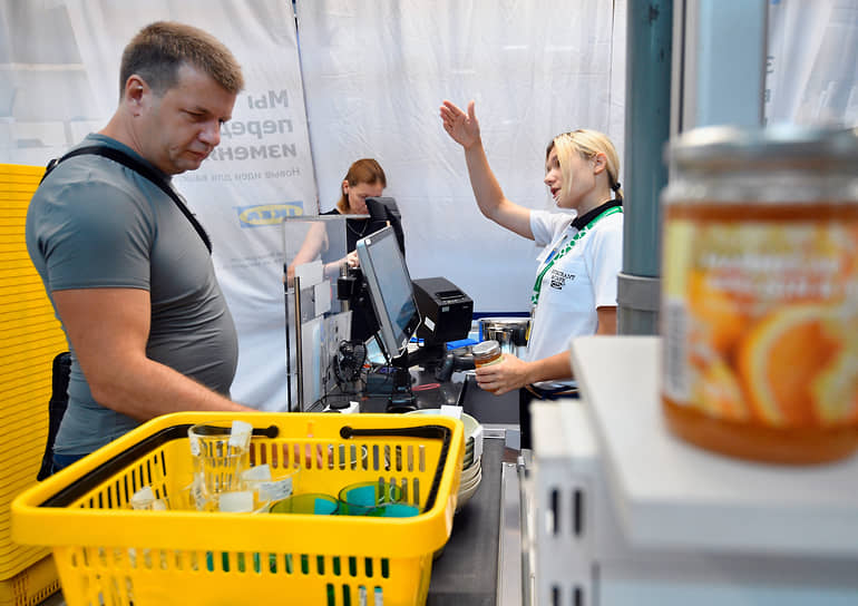 Покупатели оплачивают товары на кассе в IKEA «Белая Дача»
