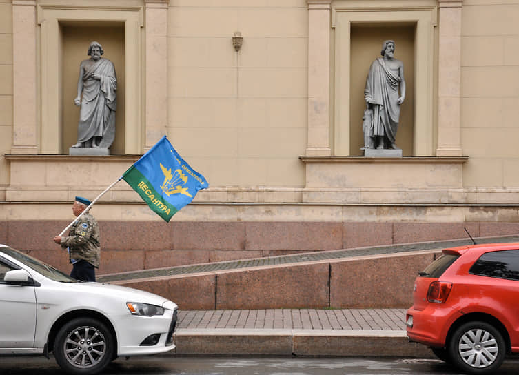 Бывший десантник с флагом ВДВ России на улице Санкт-Петербурга