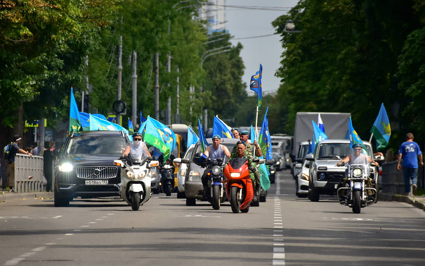 Бывшие десантники на автомобилях и мотоциклах с флагами ВДВ России в Краснодаре