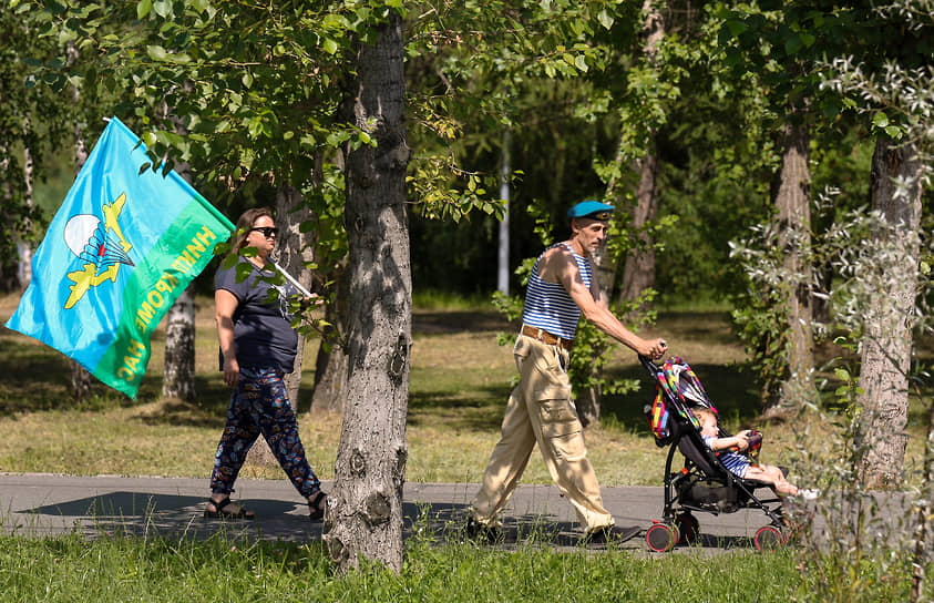 Бывший десантник с семьей в День ВДВ в Казани