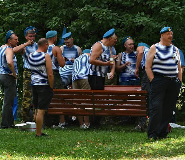Бывшие десантники отмечают День ВДВ в Москве