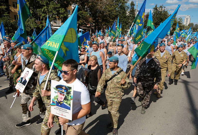 Бывшие десантники митинга у памятника ВДВ «Никто кроме нас» в Перми
