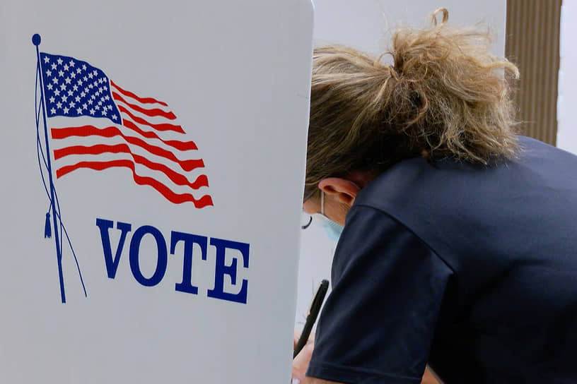 Голосование на избирательном участке округа Вайандотт в Канзас-Сити