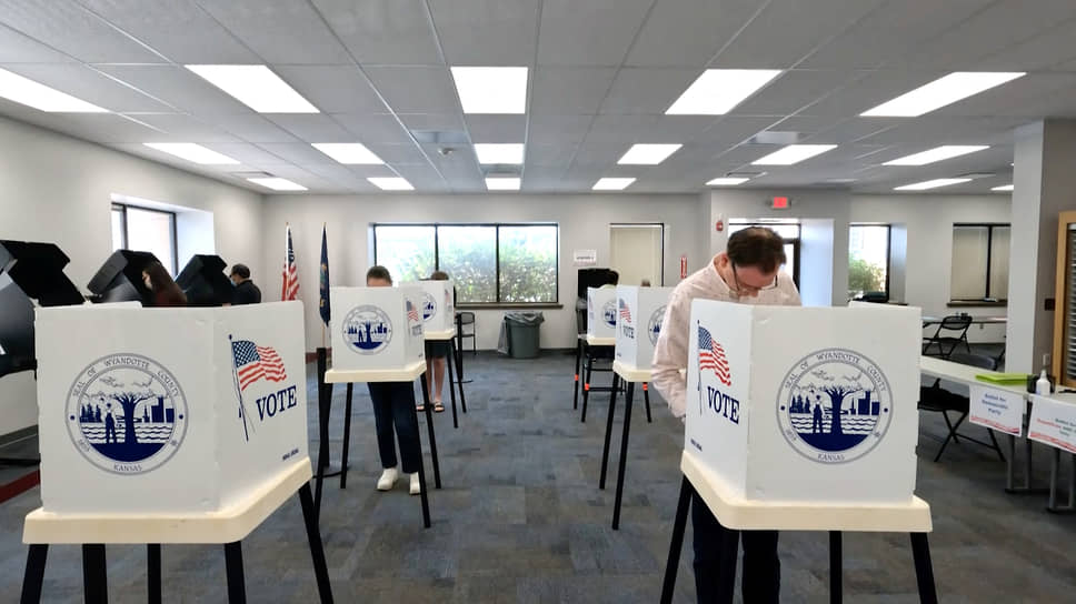 Голосование на избирательном участке округа Вайандотт в Канзас-Сити