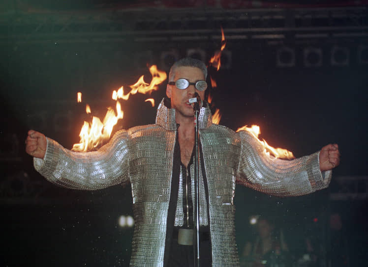 Журнал Billboard в 1997 году писал, что огнеупорный плащ солиста Rammstein весит 65 кг. Возможно, впоследствии были разработаны более легкие модели