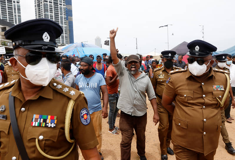 Коломбо, Шри-Ланка. Демонстрант выкрикивает лозунги против полиции, разгоняющей палаточный лагерь протестующих