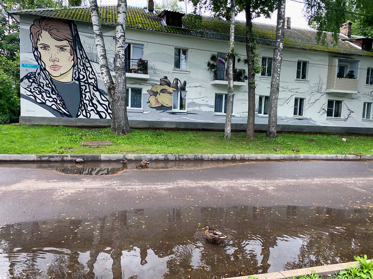 Грушенька и Катерина Ивановна из «Братьев Карамазовых», нарисованные на стенах города
