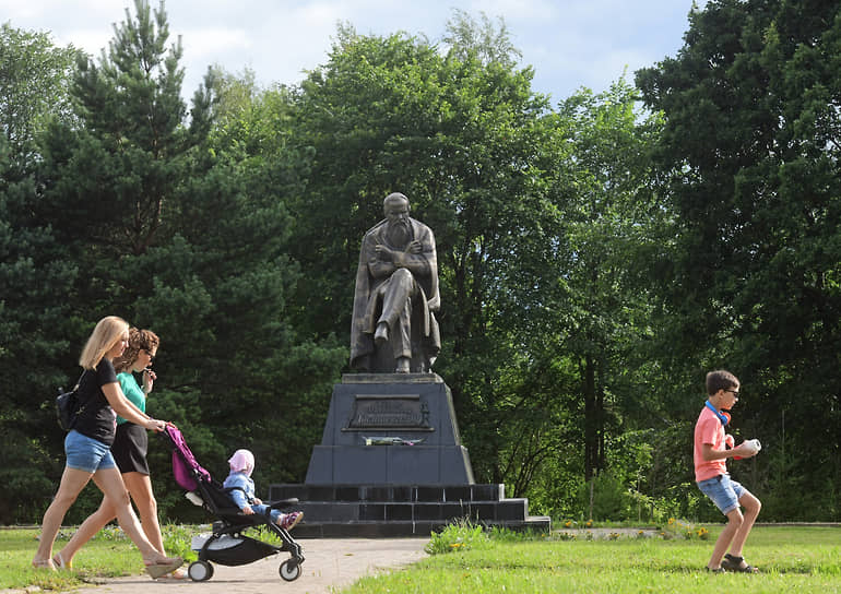 Памятник Федору Достоевскому в сквере на перекрестке улиц Сварога и Красных командиров 