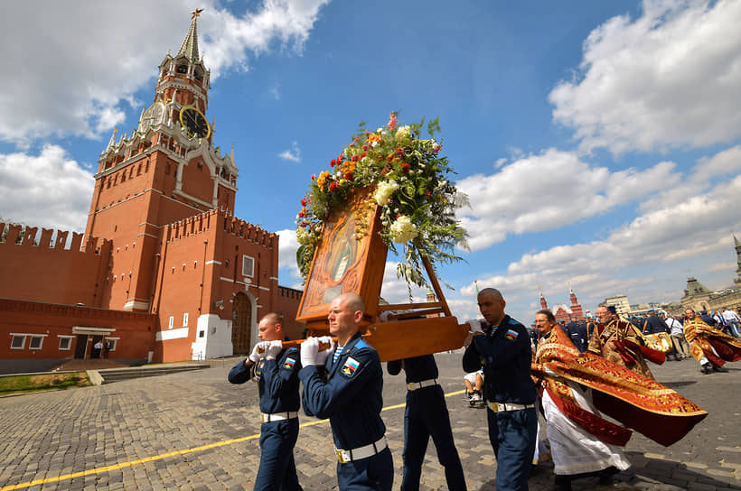 Москва. Участники крестного хода с иконой святого Илии на Красной площади