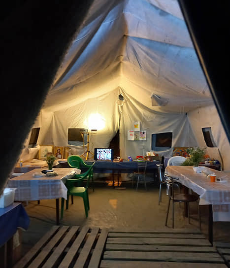 Палатка-столовая в волонтерском лагере для беженцев из Донбасса в селе Весело-Вознесенка 