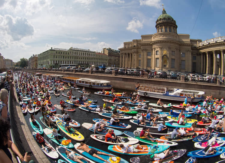 Казанский собор и участники фестиваля, плывущие по каналу Грибоедова