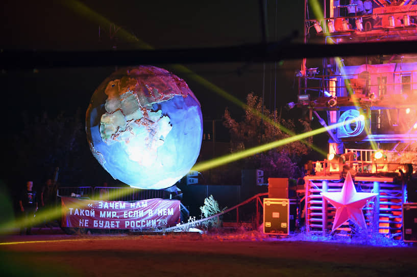 В Севастополе прошло XXVI байк-шоу мотоклуба «Ночные волки». Его кульминацией стало представление под названием «Русский лес»