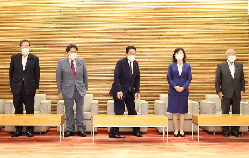 Премьер-министр Японии Фумио Кусида на встрече с членами правительства