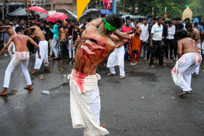Калькутта, Индия. Мусульмане-шииты наносят себе повреждения во время шествия Мухаррам