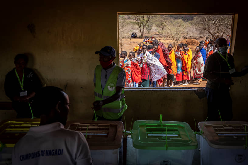 Каджиадо, Кения. Местные жители стоят в очереди на избирательном участке в начальной школе