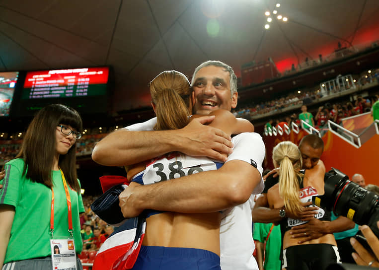 Британский тренер Тони Миникьелло обнимает легкоатлетку Джессику Эннис-Хилл