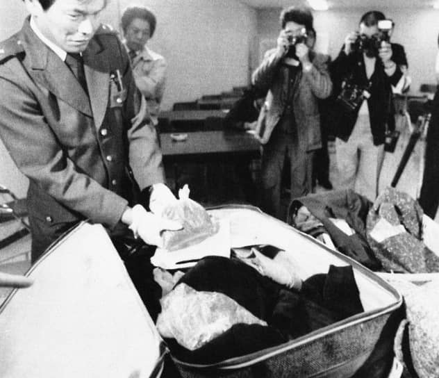 Токио. 16 января 1980 года. Служащий таможни изымает из багажа Пола Маккартни пакет с марихуаной