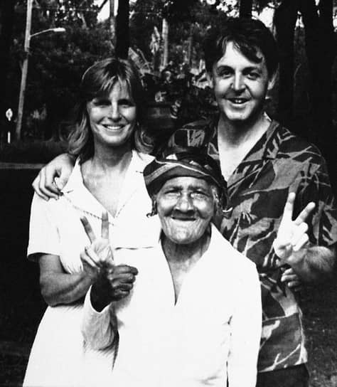 Барбадос. Январь 1984 года. Линда и Пол Маккартни после уплаты штрафа в 400 барбадосских долларов. Пожилая леди на фото — местная жительница