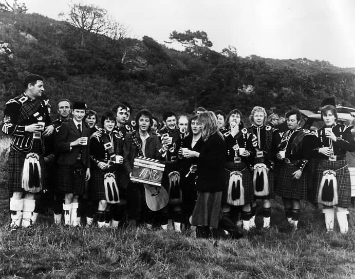 Пол Маккартни (в центре, с режиссерской хлопушкой) и оркестр волынщиков из Кэмпбелтауна на записи клипа к песне Wings «Mull of Kintyre»