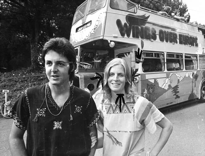 Пол и Линда Маккартни на фоне автобуса WNO 481, на котором группа Wings совершила свое европейское турне 1972 года