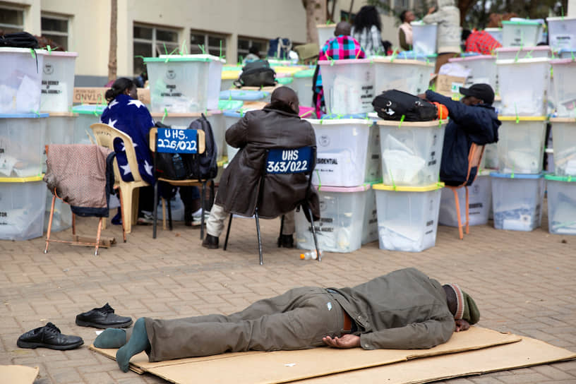 Найроби, Кения. Мужчина спит на избирательном участке во время президентских выборов