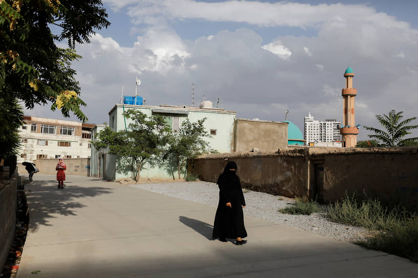 Взрослые женщины Афганистана часто сталкиваются со странной практикой — им отдают устный приказ не ходить на работу до особых распоряжений, но при этом сохраняют зарплату