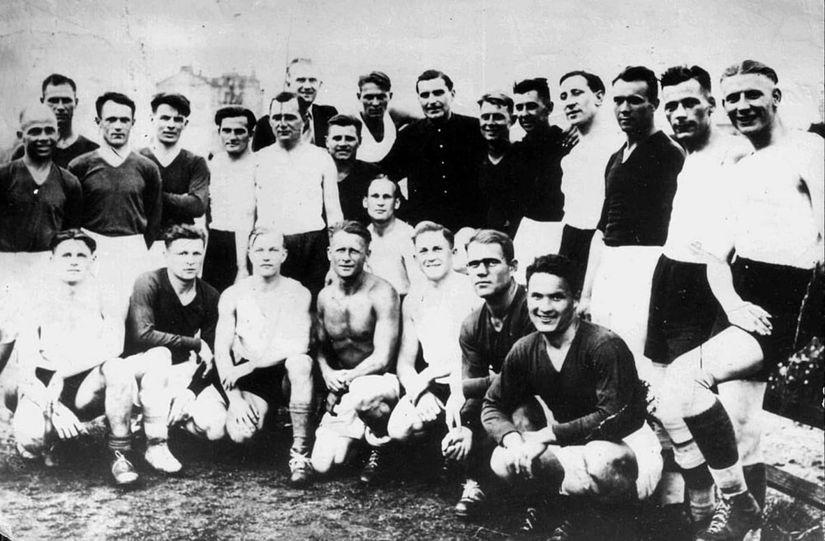 Игроки «Старта» и немецкой команды «Флакельф» после матча в Киеве, 9 августа 1942 года
