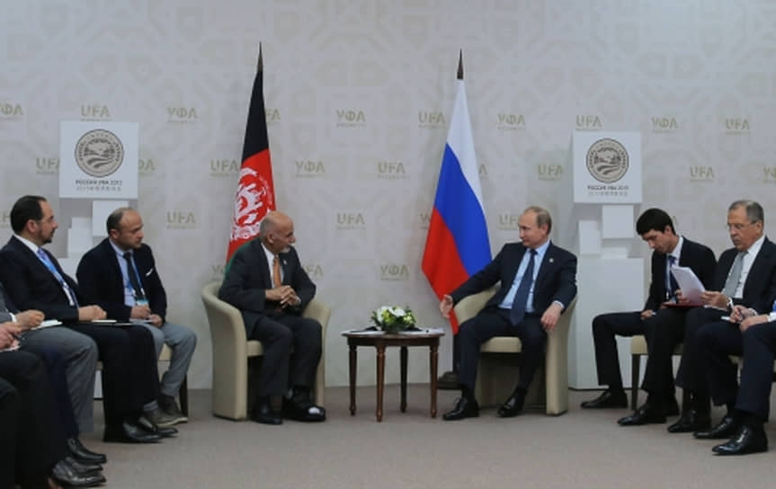 Гаус Джанбаз (второй слева) на встрече президента России Владимира Путина (третий справа) и бывшего президента Афганистана Ашраф Гани Ахмадзай (третий слева) 