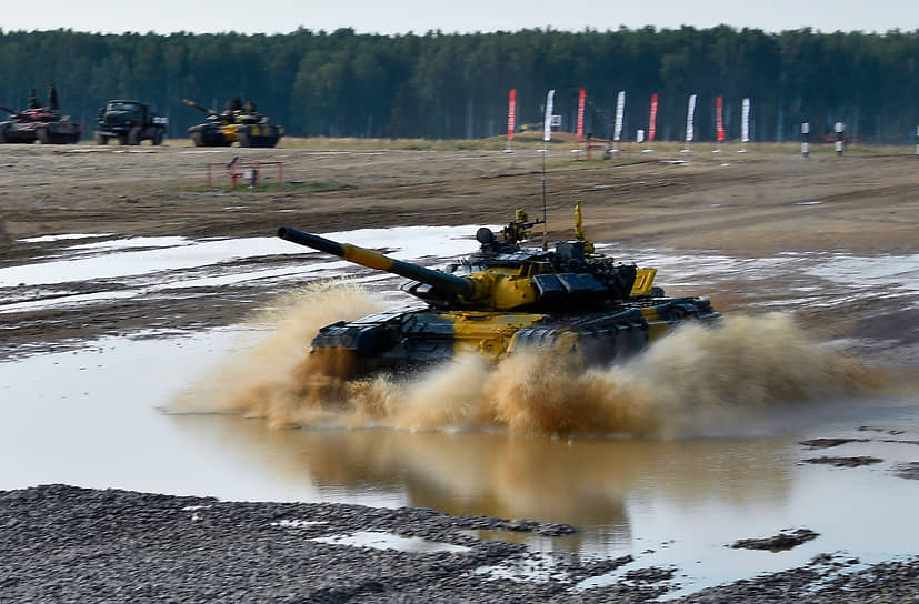 Танк Т-72Б3 команды военнослужащих Азербайджана участвует в конкурсе «Танковый биатлон». Соревнование танковых экипажей — один из самых зрелищных этапов Армейских международных игр и проходит на военном полигоне Алабино