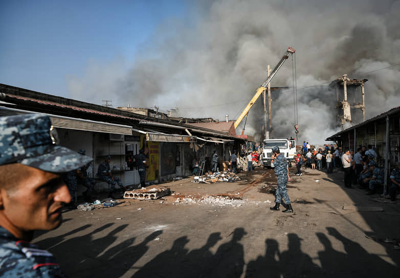 МЧС Армении на месте взрыва на рынке «Сурмалу»