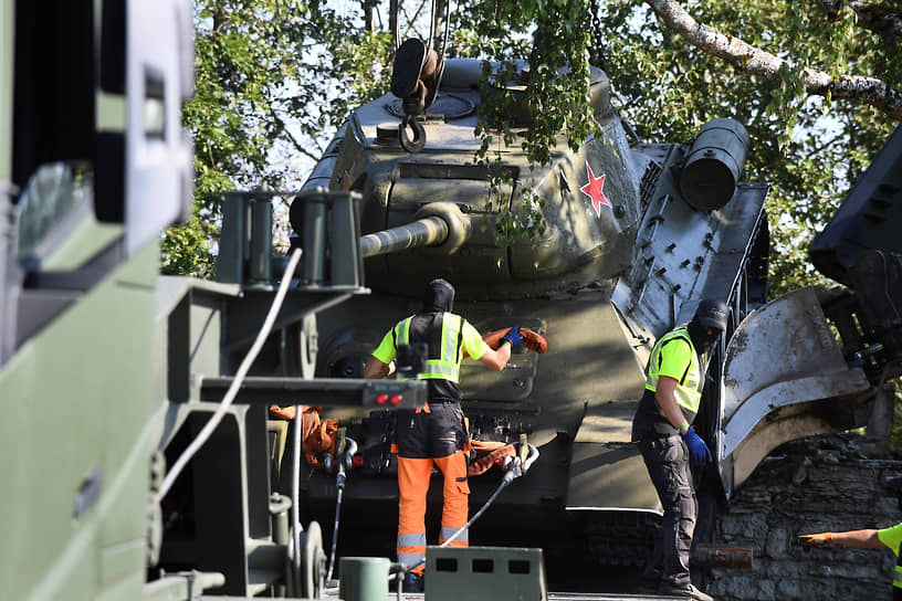 Нарва, Эстония. Рабочие разбирают памятник в форме советского танка Т-34