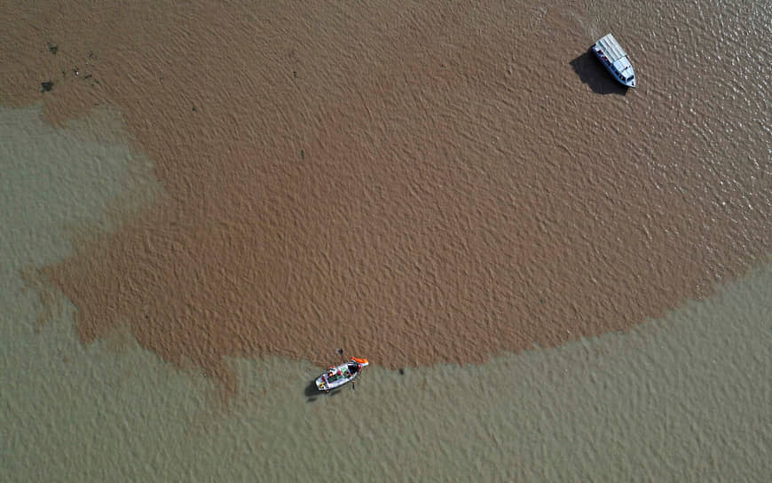 Праяградж, Индия. Индуисты путешествуют на лодке в месте слияния рек Ганг и Ямуна