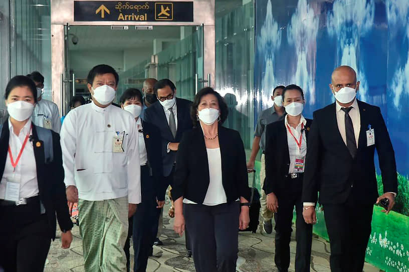 Спецпосланник ООН Ноэлин Хейзер (в центре) в аэропорту Янгона (Мьянма)