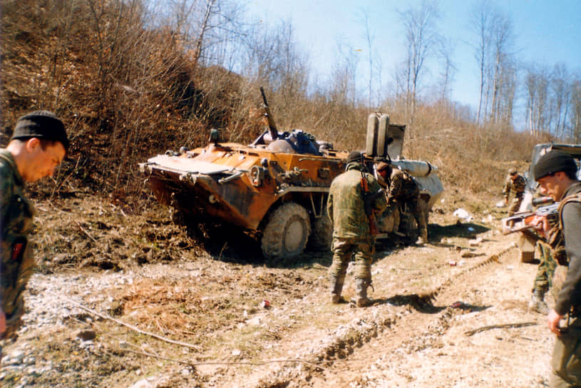 Подбитый БТР-80 после нападения боевиков на колонну пермского ОМОНа в марте 2000 года