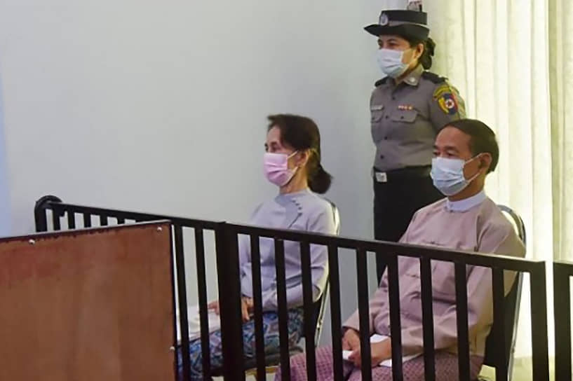Бывший госсоветник Аун Сан Су Чжи (слева) и экс-президент Мьянмы Вин Мьин в суде в Нейпьидо